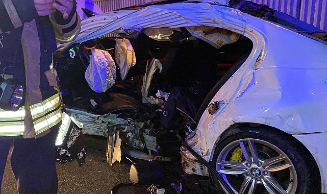 Bariyere çarpan otomobil hurdaya döndü: 2 ölü, 1 yaralı