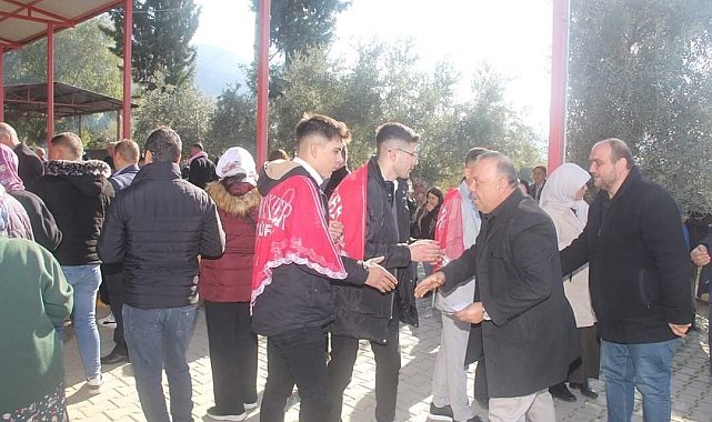 Başkan adayı Özel, gençleri Kışlası'na dualarla uğurladı