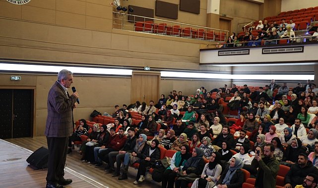 Başkan Beyazgül KPSS'ye hazırlanan öğrencilerle buluştu