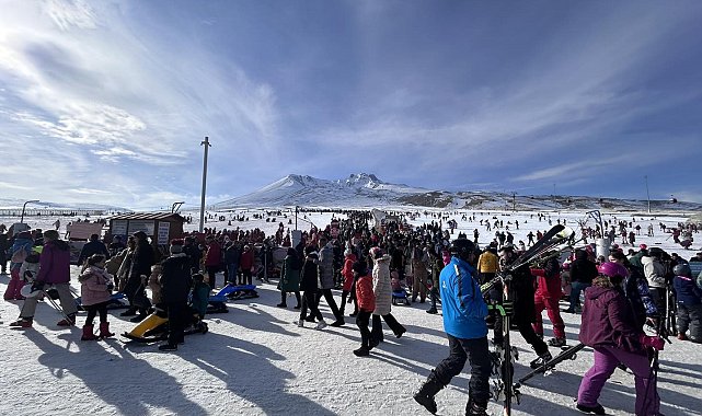 Başkan Büyükkılıç, Erciyes'te turistlerle buluştu