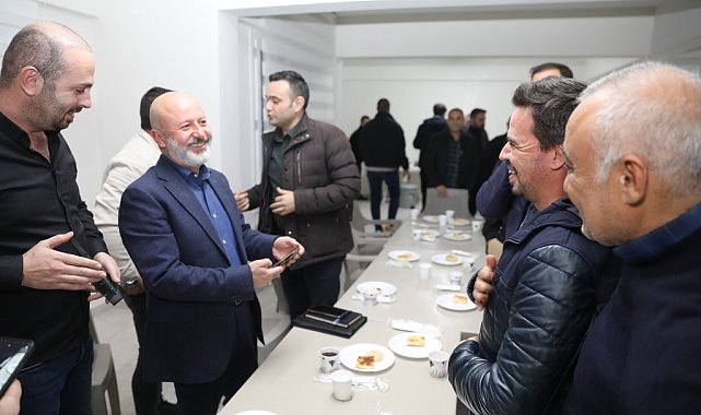 Başkan Çolakbayrakdar ve vatandaş arasında tebessüm dolu diyalog