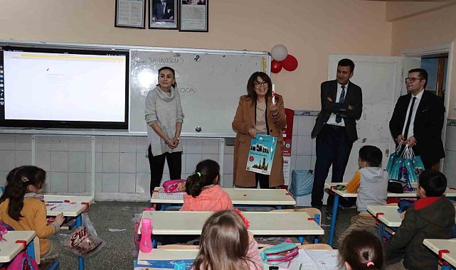 Başkan Şahiner, öğrencilere tatil seti hediye etti