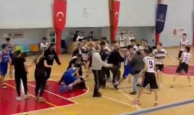 Basketbol sahası boks ringine döndü..Bir oyuncu yaralandı...
