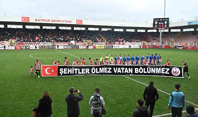 Batman Petrolspor, oyuncuları şehit ve gazi çocuklarıyla sahaya çıktı