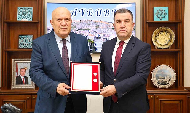 Bayburt Belediyesine altın madalya beratı takdim edildi