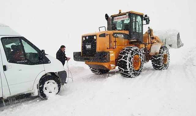 Bayburt'ta kardan kapanan köy yolları yeniden ulaşıma açıldı