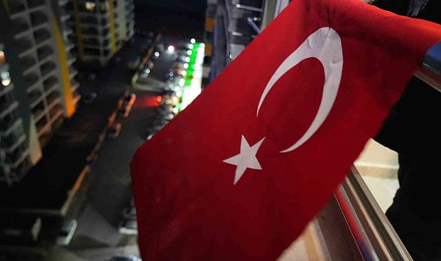 Belediye hoparlörden duyurdu, vatandaşlar şehitler için evine Türk bayrağı astı