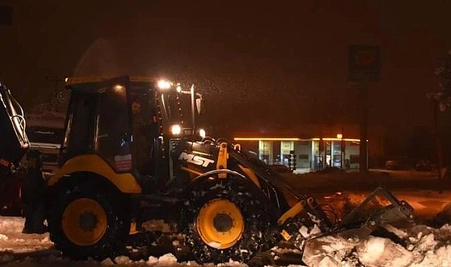 Belediye yoğun kar yağışında olumsuzlukları önlemeye çalışıyor