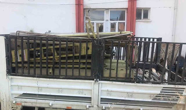 Belediyenin hurda malzemeleri ihalesiz sattığı iddiası