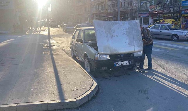 Benzin hortumu patlayan Tofaş marka otomobil alev aldı