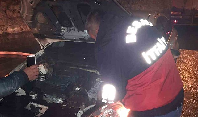 Besni'de otomobil yandı