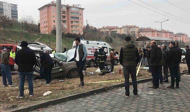 Beton direğe çarpan hafif ticari araç hurdaya döndü, sürücü hayatını kaybetti