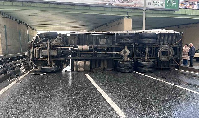 Beylikdüzü E-5'te kamyon devrildi, yol trafiğe kapandı
