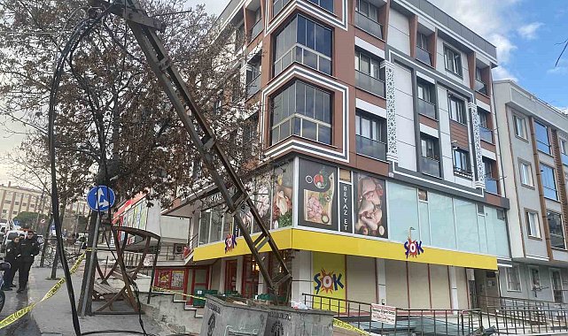 Beylikdüzü'nde elektrik kablolarına takılan TIR, 3 direği yamulttu