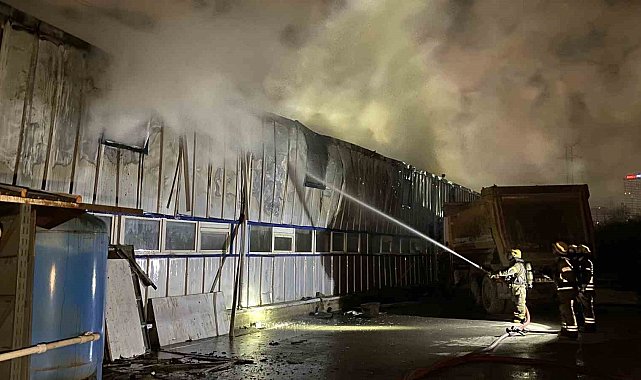 Beylikdüzü'nde sanayi sitesinde korkutan yangın: Üretim tesisi alev alev yandı