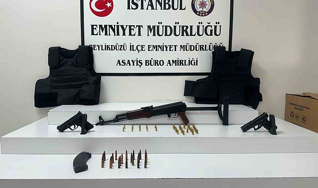 Beylikdüzü'nde şok operasyon: Evde kalaşnikof ele geçirildi