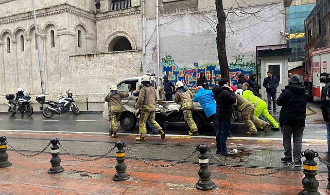 Beyoğlu'da tramvay ile kamyonet çarpıştı: 1 yaralı