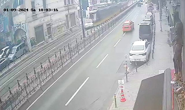 Beyoğlu'nda tramvayın kamyoneti sürüklediği anlar güvenlik kamerasında