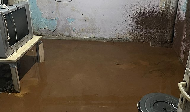 Beytüşşebap'ta sağanak yağış nedeniyle öğretmen lojmanı çamur içinde kaldı