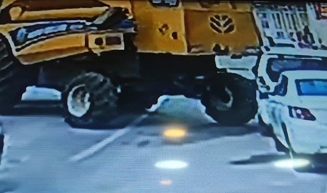 Biçerdöver sürücüsü park halindeki hafif ticari araca çarpıp yoluna devam etti