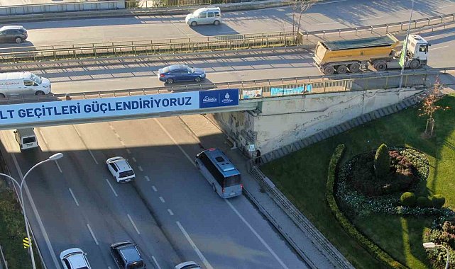 Bilboardda, 'Güçlendiriyoruz' yazan köprüye 1 yıldır çivi çakılmadı