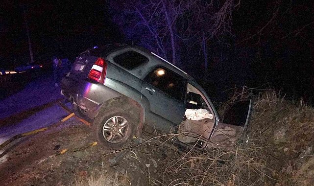 Bilecik'te alkollü sürücünün kullandığı araç köprüden aşağı düştü, 2 yaralı
