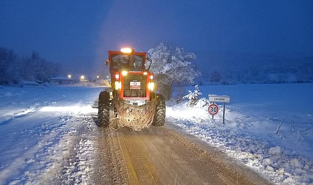 Bilecik'te kapanana köy yolları açmak için ekipler seferber oldu