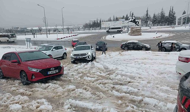 Bilecik'te kar yağışı hayatı olumsuz etkiledi