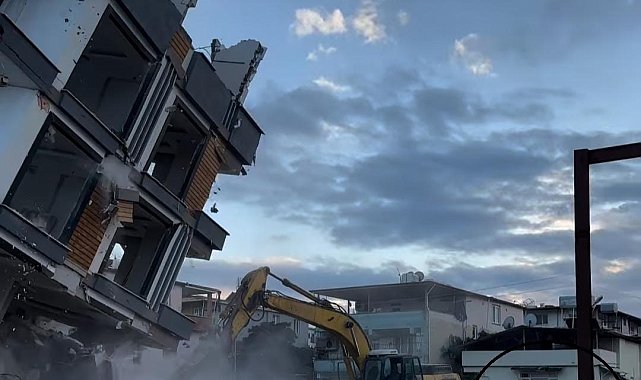 Bina çökünce operatör kaçarak canını kurtardı, korku dolu anlar kamerada