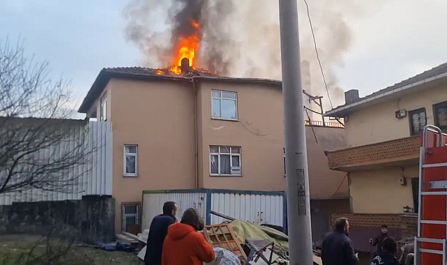 Binanın çatı katı alev alev yandı
