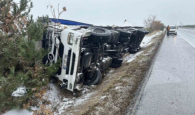 Bira yüklü tır refüje devrildi, 1 kişi yaralandı