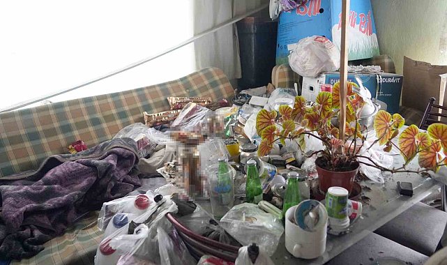 Biriktirdiği eşyalarla evi çöp eve döndü: Görenleri hayrete düşürdü