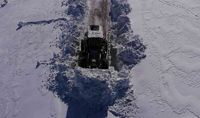 Bitlis'te 4 metreyi bulan karda yol açma çalışması