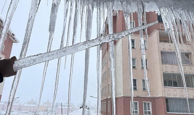 Bitlis'te çatılardaki buz sarkıtlarının boyu 2 metreyi buldu