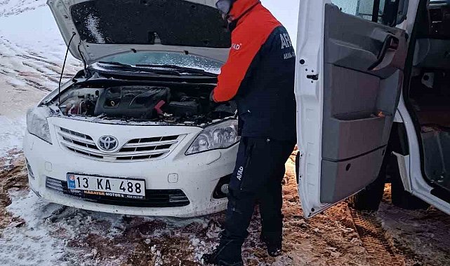 Bitlis'te flaş belleğini ararken mahsur kalan öğrenciyi AFAD ekipleri kurtardı