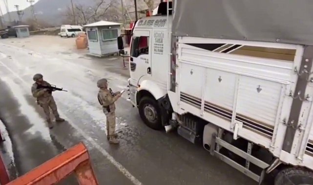 Bitlis'te tır dorsesinde 76 göçmen yakalandı