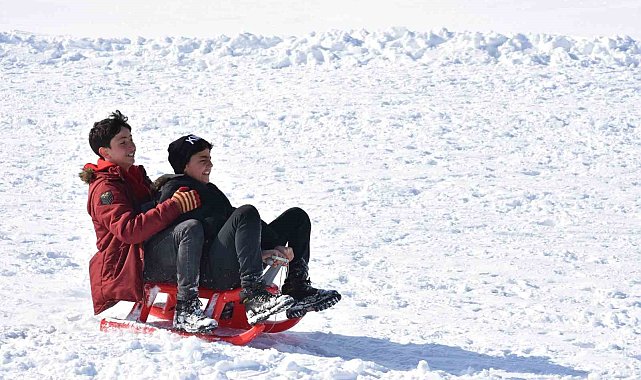 Bitlis'teki kayak tesisi yarıyıl tatilinde dolup taştı