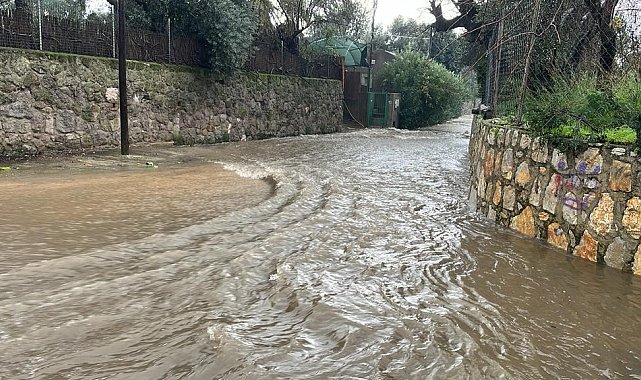 Bodrum'da belediye ekipleri sağanak yağışta sahada çalıştı