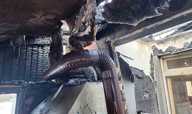 Bolu'da 2 katlı evin üst katı küle döndü