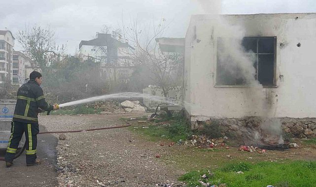 Boş gecekondudaki yangın mahalleliyi tedirgin etti