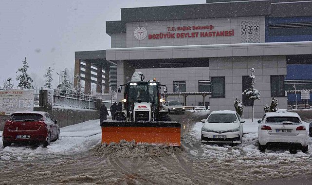 Bozüyük'te kar küreme, tuzlama ve kaldırım temizleme çalışmaları devam ediyor
