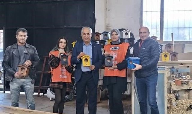 Bu soğuk günlerde yuvasız kuşları unutmadı