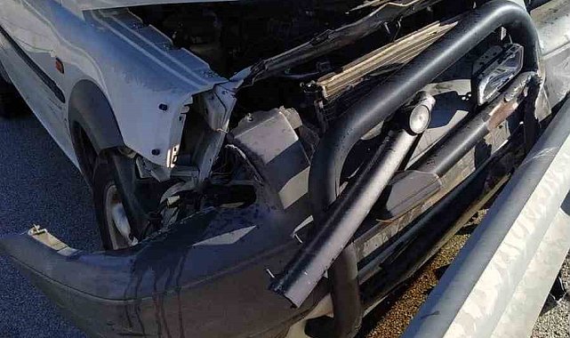 Burdur'da direksiyon hakimiyetini kaybeden sürücü bariyere girdi: 1 yaralı