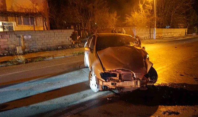 Burdur'da kontrolden çıkan otomobil bahçe duvarına çarptı: 2 yaralı