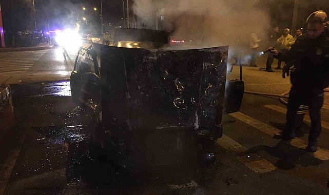 Burdur'da seyir halindeki otomobil yanarak kullanılamaz hale geldi
