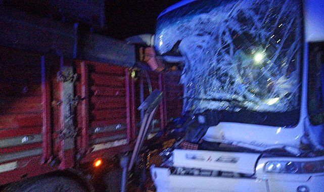 Burdur'da yolcu otobüsü kamyon ile çarpıştı: 2 yaralı