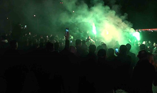 Bursa Büyükşehir Belediye Başkanı Aktaş, Bursa'da meşalelerle karşılandı