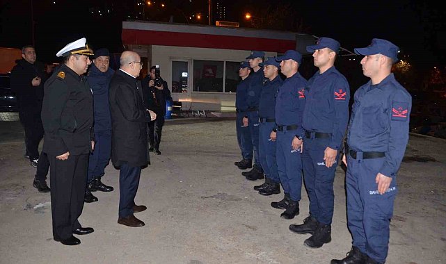 Bursa Valisi Demirtaş, yeni yıla kontrol noktasındaki polis ve askerler ile girdi