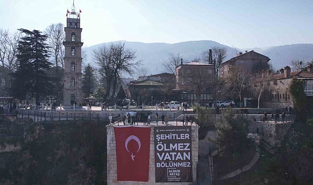 Bursa'da başını kaldıran o yazıyı okudu: "Şehitler ölmez vatan bölünmez"