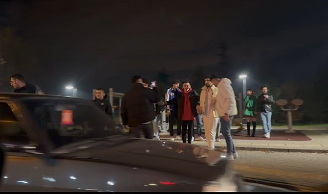 Bursa'da gençler yılbaşına şarkılar eşliğinde girdi